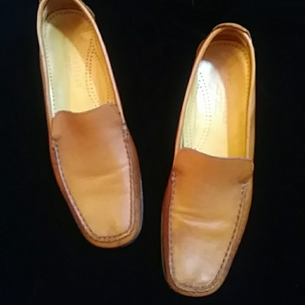 Cole Haan tan Resort loafers sz 9AA. They are run narrow
